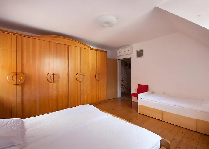 Spacious 2-bedroom Zabjak With Ac Tour As Appartement